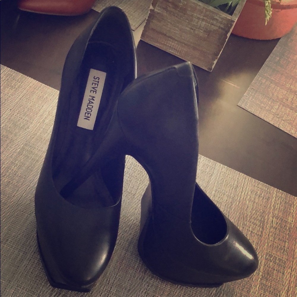 High heel all Black Steve Madden never worn !!
